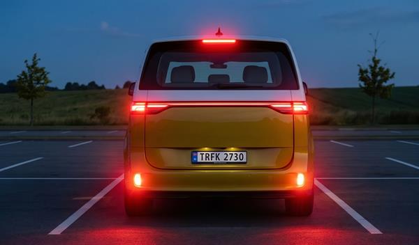 En bil som du ser baksiden av. På nummerskiltet står det TRFK (som er en forkortelse for Trøndelag fylkeskommune) og skiltnummer 2730 som refererer til planperioden.