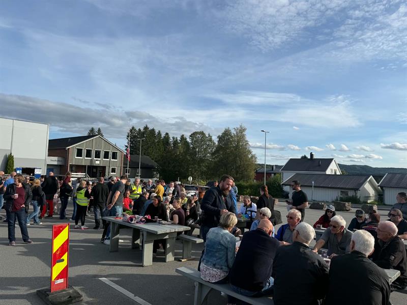 Mange hadde møtt opp på åpningen av den nye gang- og sykkelveien.