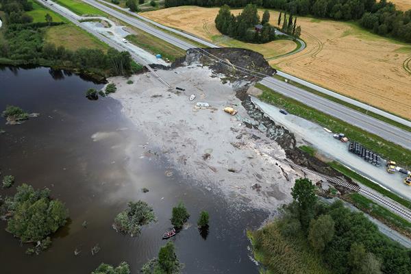 Et ras har ødelagt en vei og kvikkleiren ligger i vannet som ligger rett ved restene av veien.