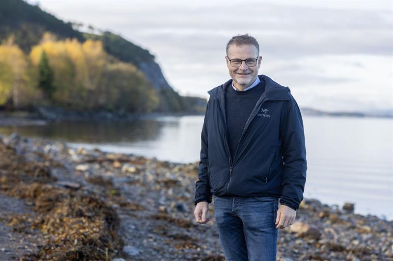 Direktør for regional utvikling, Even Ystgård står i fjæra.