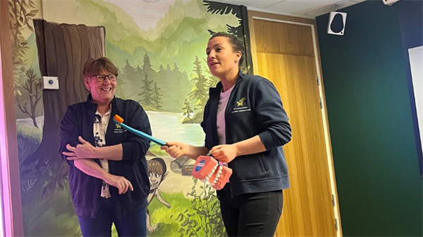 (F.v.) Turid Forvemo og Oda Waagsbø fra Ranheim tannklinikk ga informasjon om tannhelse under et arrangement på Saupstad bibliotek tirsdag 21. april. Foto: Cecilie Robertsen/Trøndelag fylkeskommune.