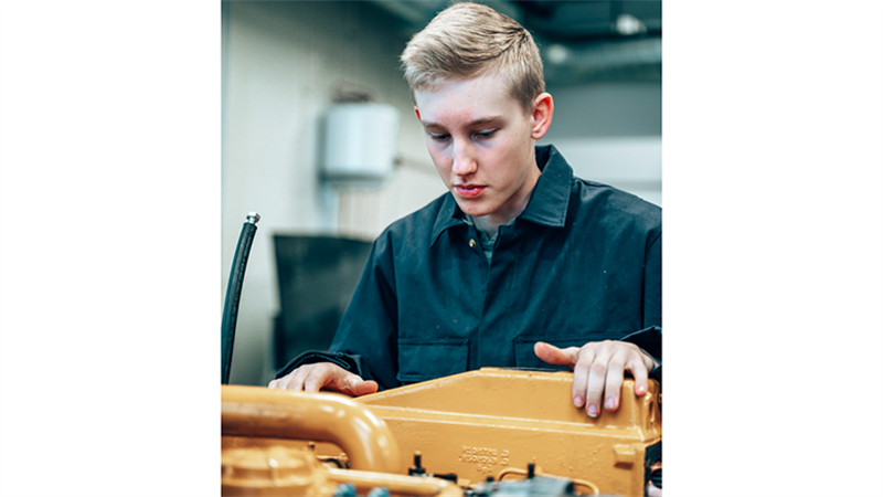 Ungdom som reparerer motor.