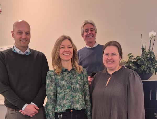 Prosjektdeltakere smiler til kamera.