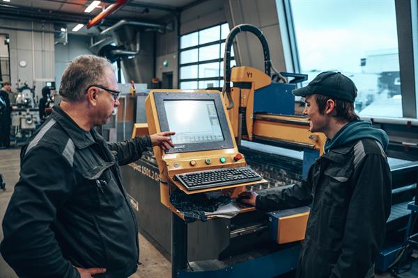 lærer og elev i verkstedhall