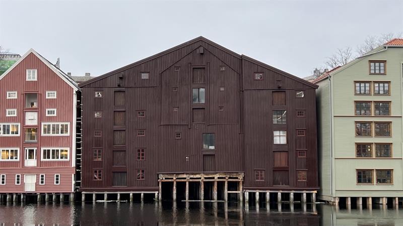 HHuitfeldtbrygga (Kjøpmannsgata 13). Bilde tatt fra Bakklandet, med Nidelva i forgrunnen.