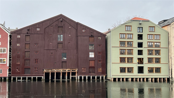 Bryggene i Kjøpmannsgata 13 og 15. Bilde tatt fra Bakklandet med Nidelven i forgrunnen.