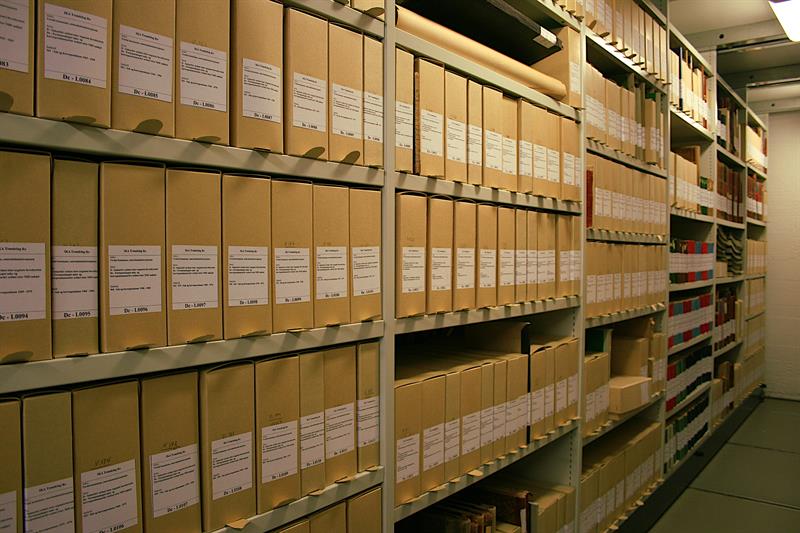 Privatarkiv Hyller med arkivmateriale i brune bokser