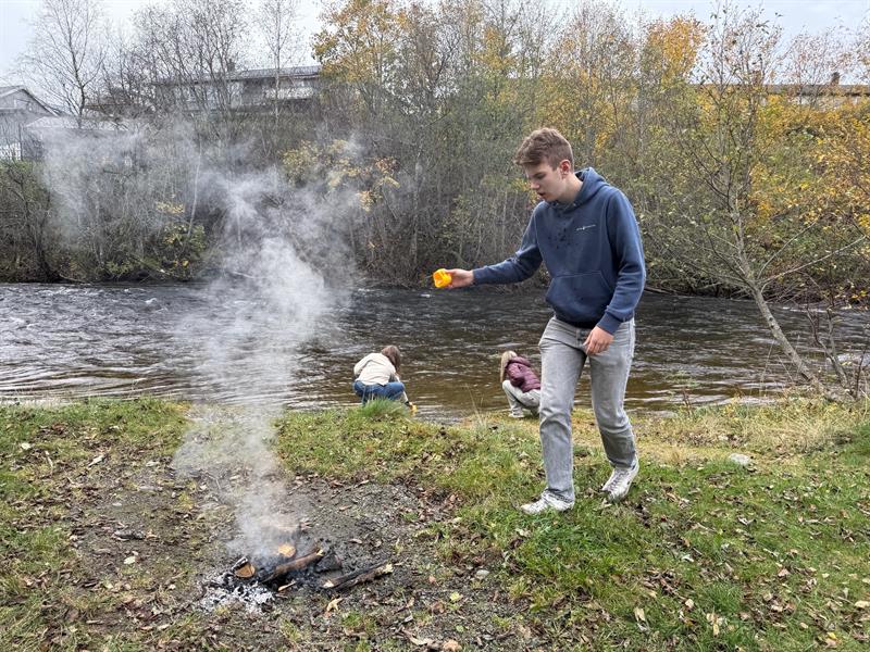 Elever kaster vann på bål.