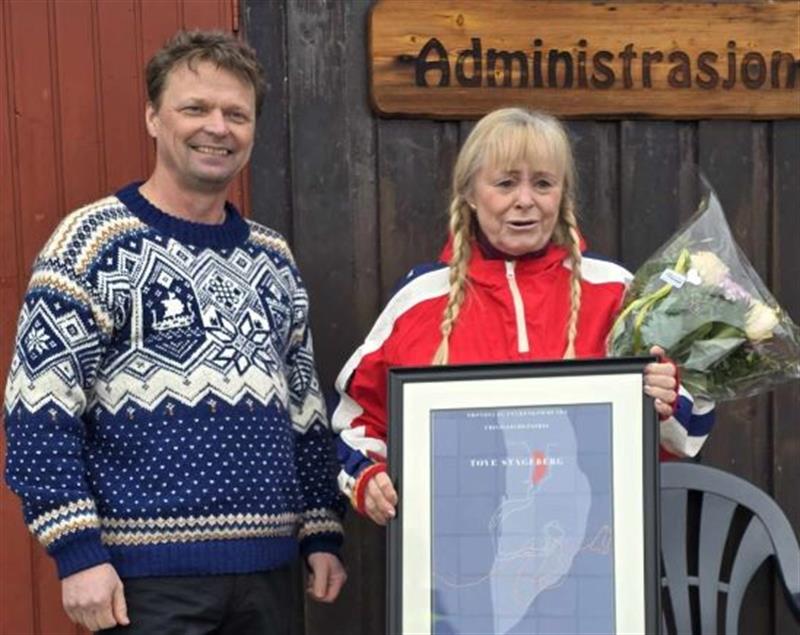Frivillighetsprisen 2024_red.jpg Tove Stageberg mottar frivillighetsprisen 2024 av leder for hovedutvalg kultur, Jan Grønningen.