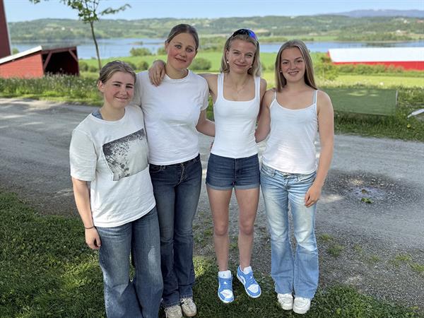 Bilder av fire elever fra Mære landbruksskole. Bilde