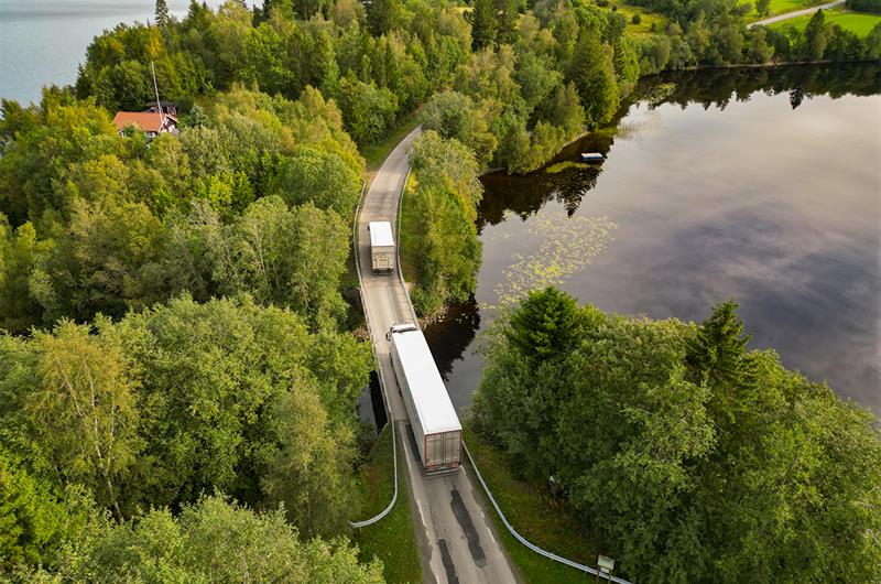 Lastebiler kjører på fylkesveg 6852. Bilde