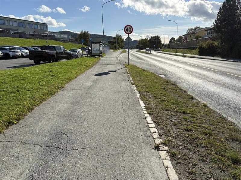 Gang- og sykkelvei. Bilde