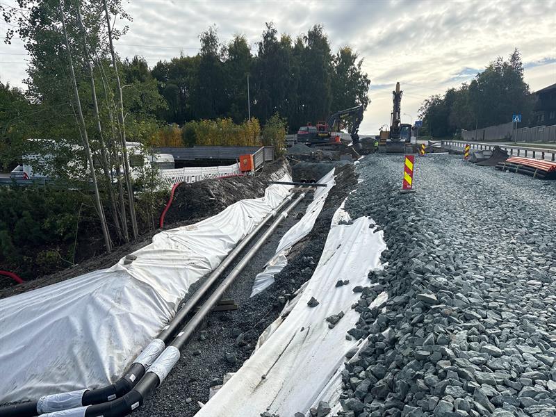 Bildet viser fjernvarmerør nord for Risvollvegen.